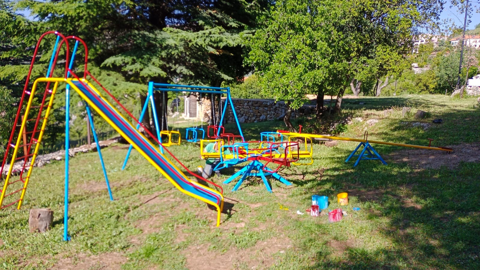 تجهيز واحة للأطفال في موقع حديقة البطاركة في الديمان (صور)